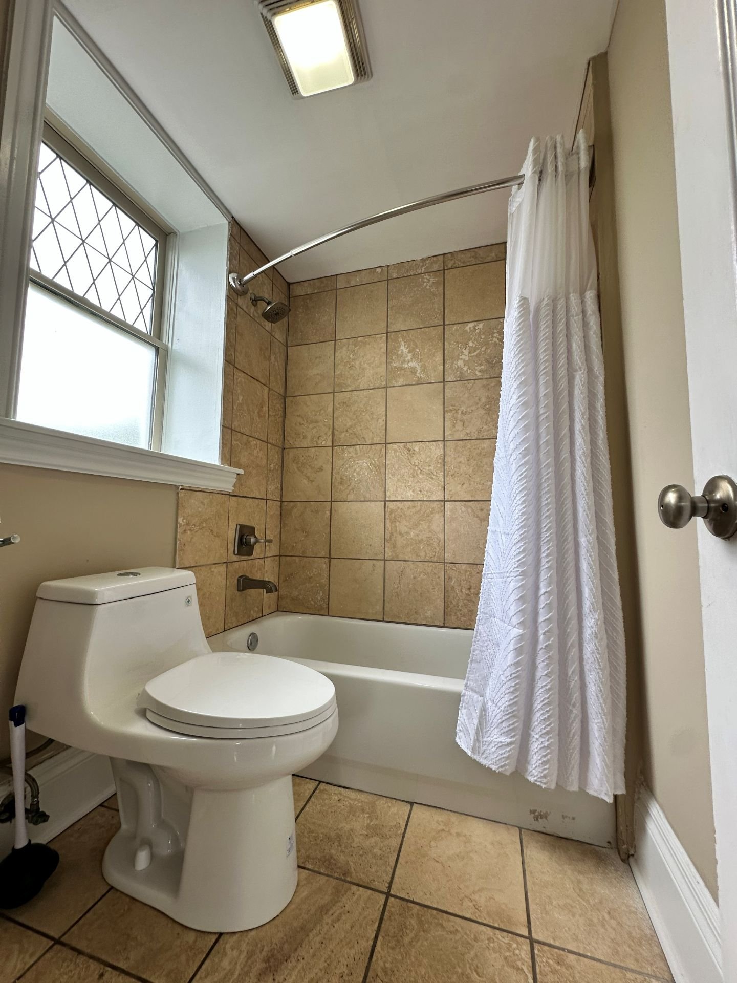 Unit 4236-3N — bathroom, alternate view